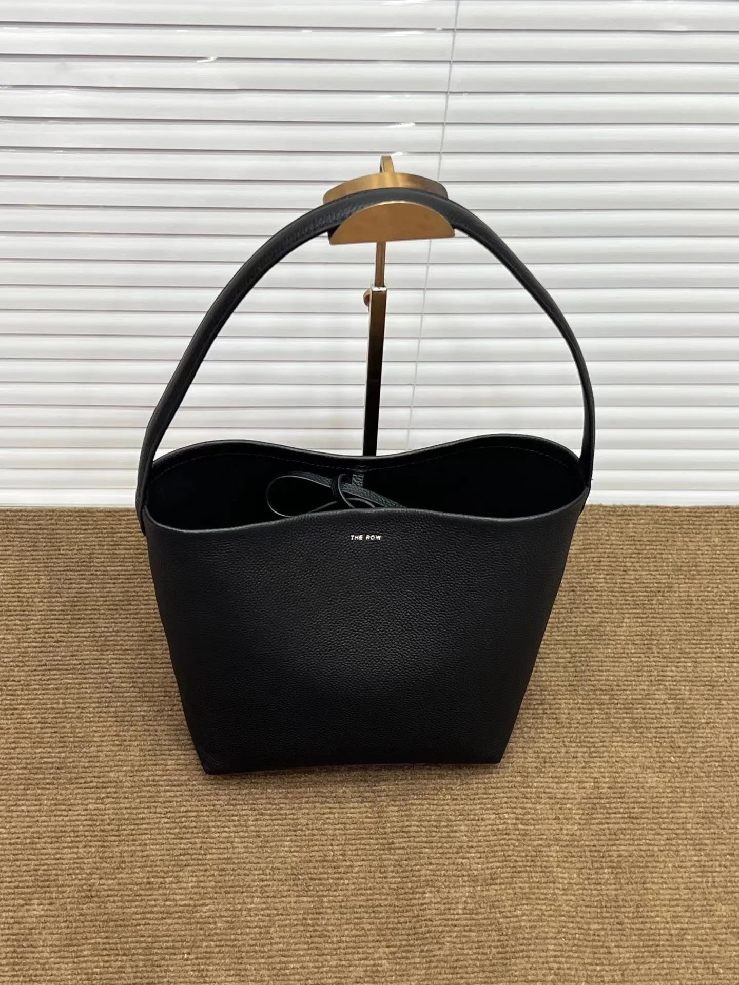 Top Layer Cowhide Leather The New Cowhide Single High Capacity Shoulder Bags For Women Handbag Row Black Bucket Winter Tote Bags